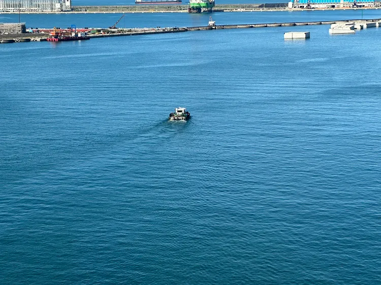 高雄港務分公司外包清潔船為二港口內水面垃圾撈除作業。翻攝畫面