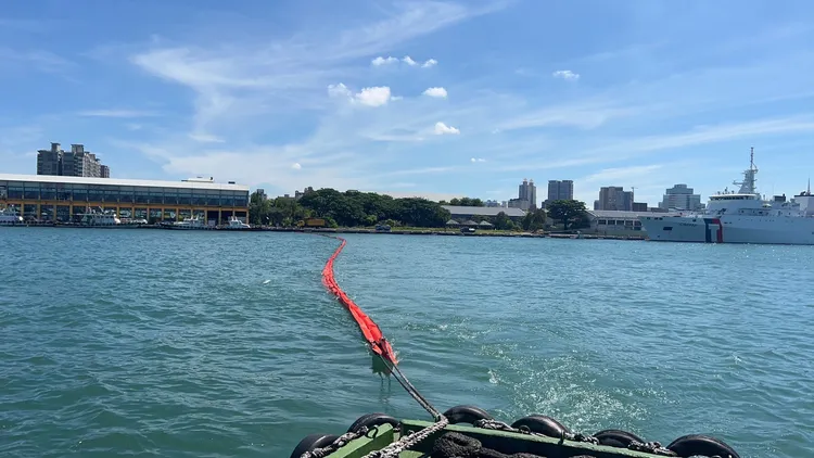為防止油污漂浮擴散，港務公司已於沉船水域圍設攔油索。翻攝畫面