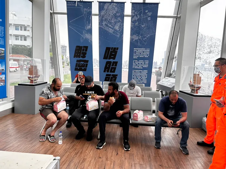 19名船員全數由海巡單位船艇救起進港上岸。翻攝畫面