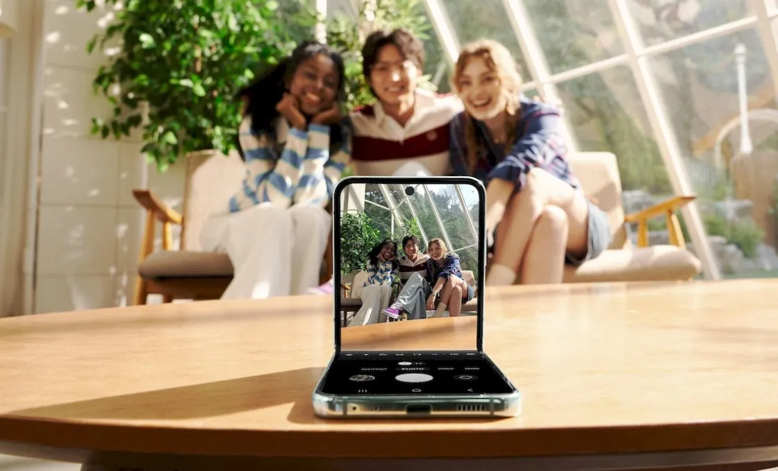 三星最新折叠萤幕手机Flip 5。翻摄官网