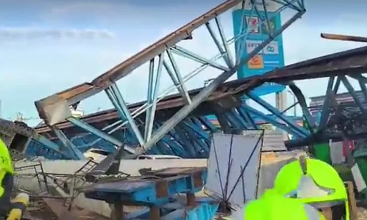 高架橋倒塌後景象。路透社