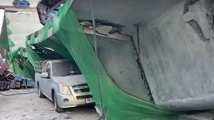 汽車被壓。路透社