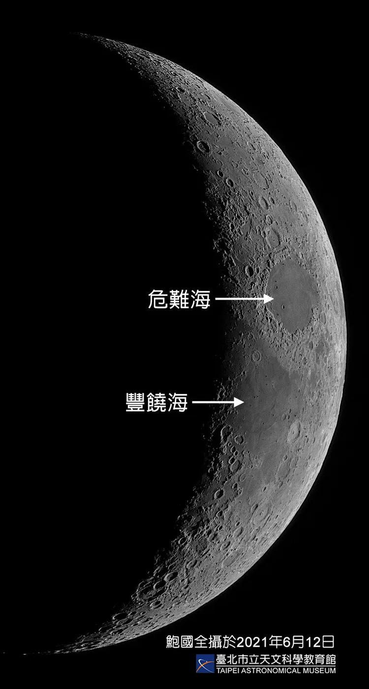 透過望遠鏡可以看見月球表面各種地形，顏色較深的月海以肉眼即可分辨。天文館提供