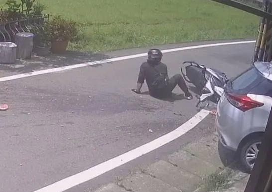 孫男人車摔倒在地。大園警分局提供