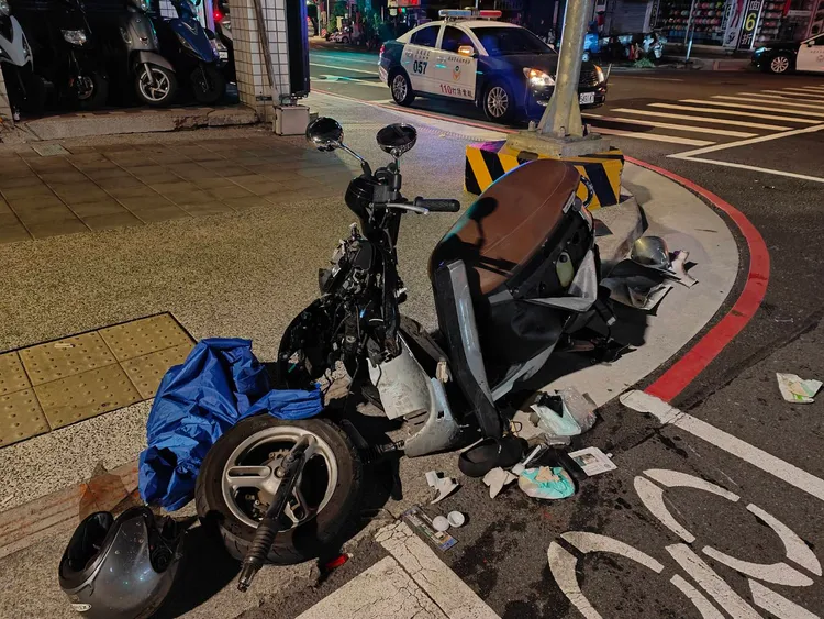 電動機車前輪脫落且多處受損，可見當時碰撞力道之強。翻攝畫面