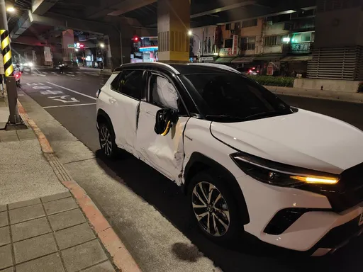 新北電動機車騎士噴飛慘死 休旅車女駕駛嚇癱坐路旁