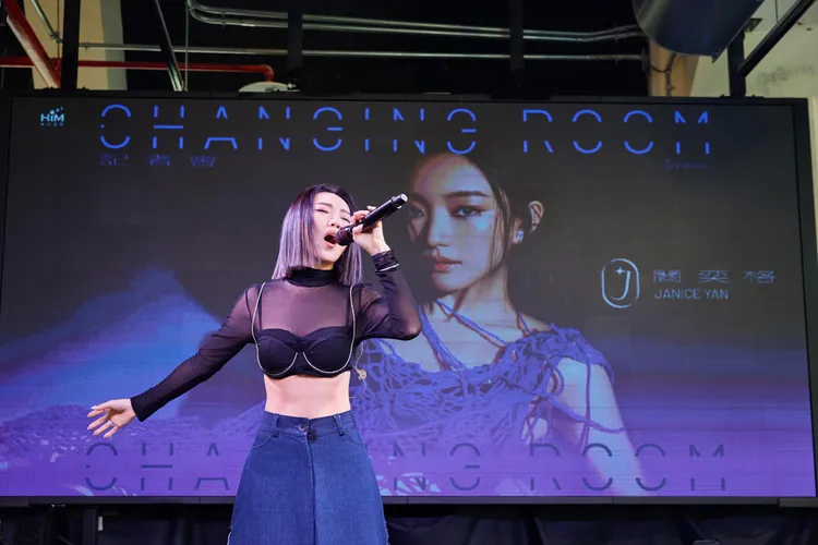 閻奕格演唱新歌。華研國際提供