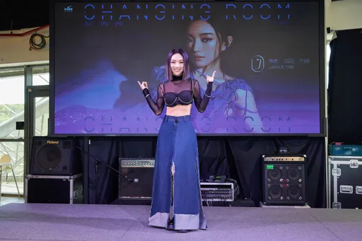 閻奕格黑Bra薄紗透膚辣到噴鼻血 偷看男友身分證慶幸沒有淪為小三