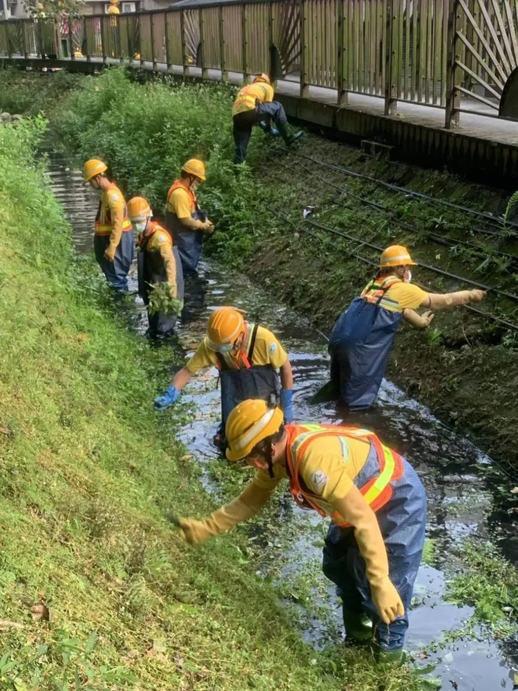 環保局清理大排水溝。北市環保局提供