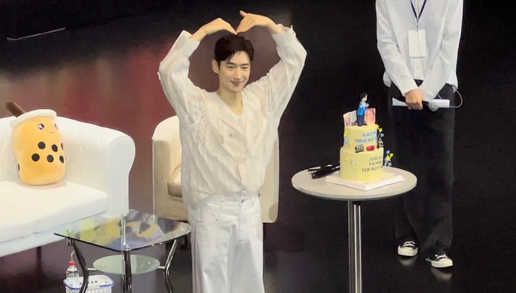 李帝勳比出愛心感謝粉絲。讀者提供