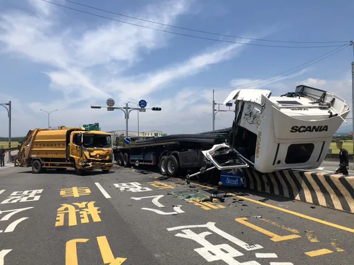 苗栗曳引車撞垃圾車衝上分隔島 車頭前翻90度!駕駛毫髮未傷