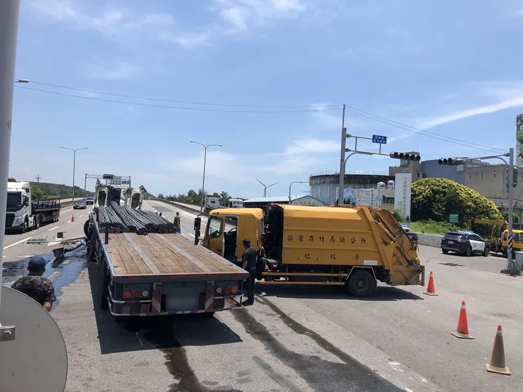 曳引車上載有鋼筋。民眾提供