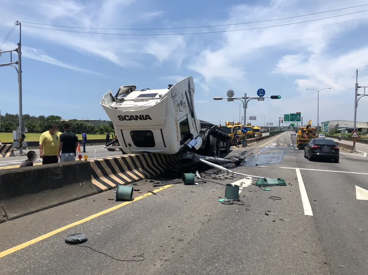 交通號誌桿被撞斷。民眾提供