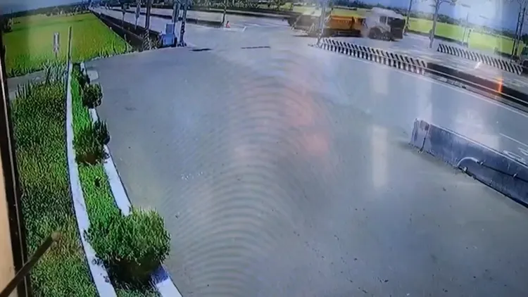 曳引車與垃圾車碰撞瞬間。民眾提供