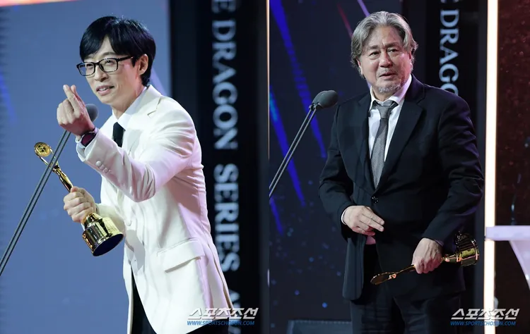 劉在錫（左圖）獲得最佳綜藝男藝人，頻頻對台下的崔岷植送飛吻。翻攝朝鮮體育