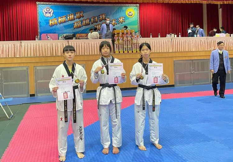 森品頤(左)屢獲佳績。中壢國中提供