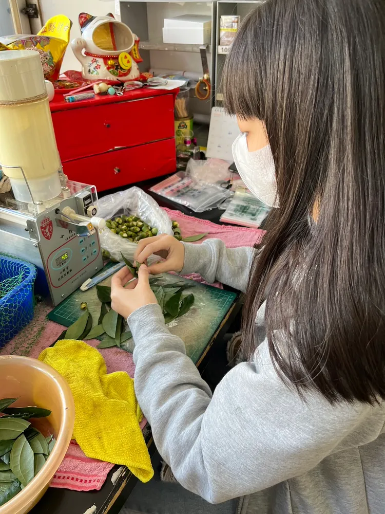 森品頤幫母親照顧檳榔攤，也學會包檳榔。中壢國中提供