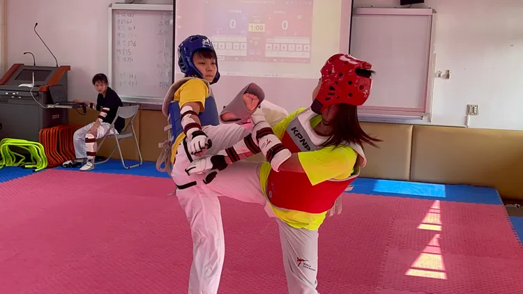 森品頤和隊友對練。張沛森攝