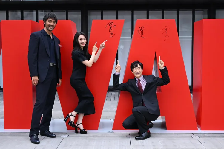 堺雅人（右起）、二階堂富美、阿部寬在宣傳道具上簽名。翻攝TBS_VIVANT推特