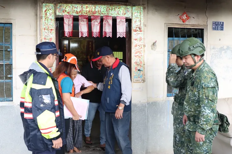 陸軍第四戰區弟兄協助民眾撤離，待命支援。軍方提供