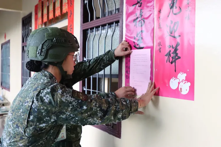 陸軍第四戰區弟兄協助民眾撤離，待命支援。軍方提供