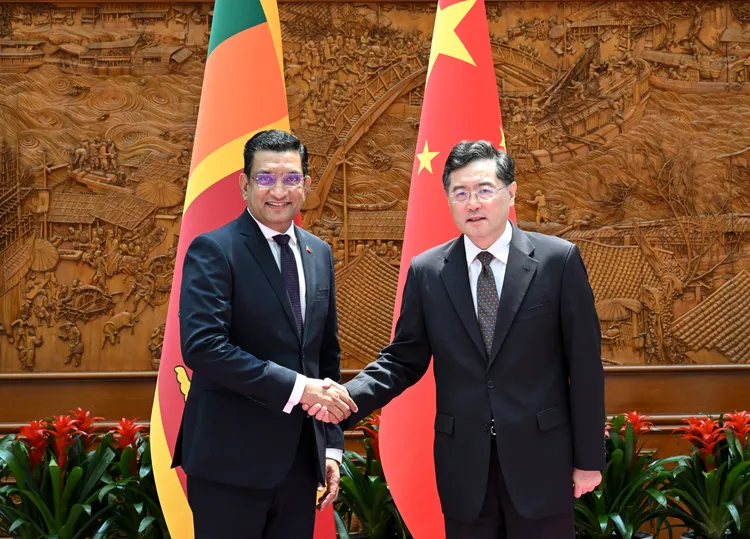 秦剛（右）上月25日在北京會見斯里蘭卡外交部長薩布里（左）、越南外長裴青山後，消失於公眾視野。新華社