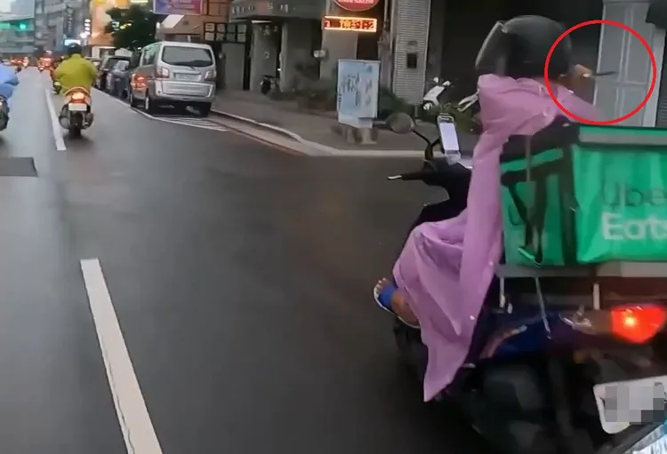 外送員還做出橫砍的動作。翻攝臉書「台中南區東區大小事」