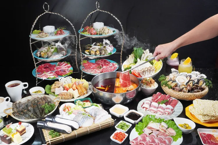 8月底前凡是宜蘭縣民(身分證字號為G開頭或戶籍地在宜蘭縣者)、當月壽星、年滿60歲的樂齡長輩，平日用餐出示身分證件，即可享4人同行1人免費。長榮鳳凰提供