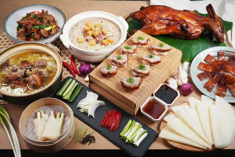 長榮鳳凰酒店(礁溪)全新推出「一鴨六吃全鴨宴」，特選五斤重的櫻桃鴨精心烹烤櫻桃鴨捲餅、櫻桃鴨壽司、醬燒炒鴨肉、香鍋辣炒鴨、現煮鴨肉粥、酸白菜鴨肉湯。長榮鳳凰提供