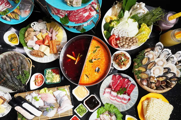 8月底前憑2023宜蘭童玩節票根，可於長榮鳳凰酒店獨家享有泡湯折抵優惠、用餐4人同行1人免費及精品店購物優惠。長榮鳳凰提供