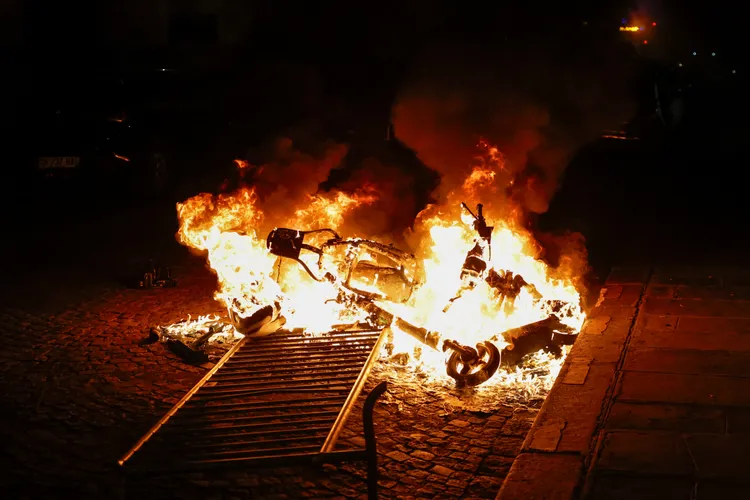 法國的移民後裔呼籲停止暴力抗議。圖為被燒毀的車輛。路透社