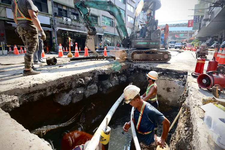 南京西路天坑掏空路段持續搶修中。林林攝