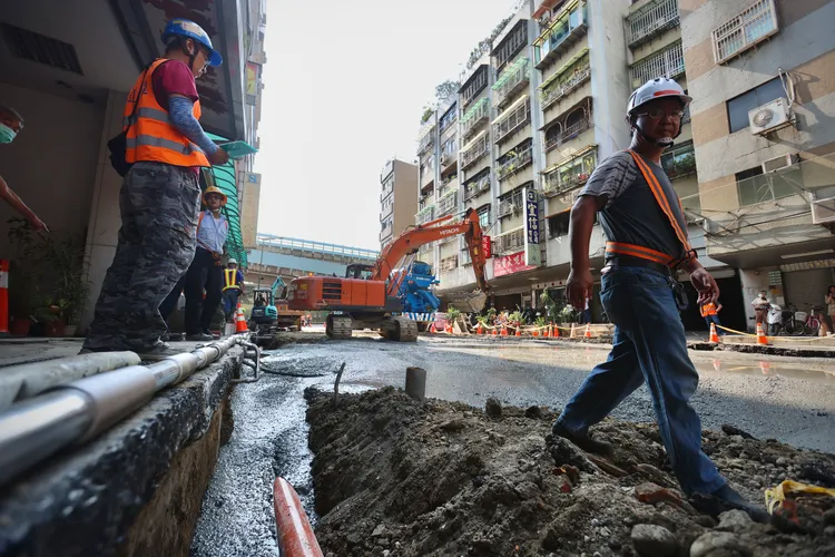 天坑現場持續灌漿。林林攝