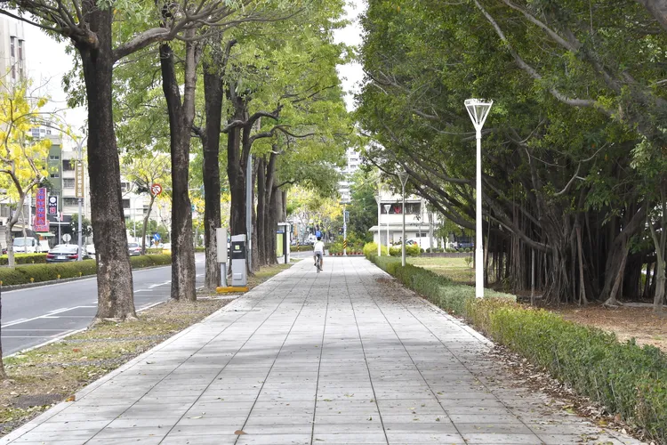 高市府表示支持學生遊行訴求，大力推動友善且安全的行人環境。交通局提供