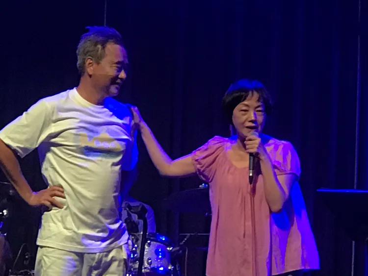 陳昇開唱，老婆現身力挺他。讀者提供