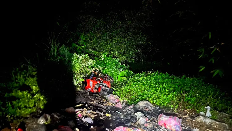 留學生一度拉不起重機車。翻攝畫面