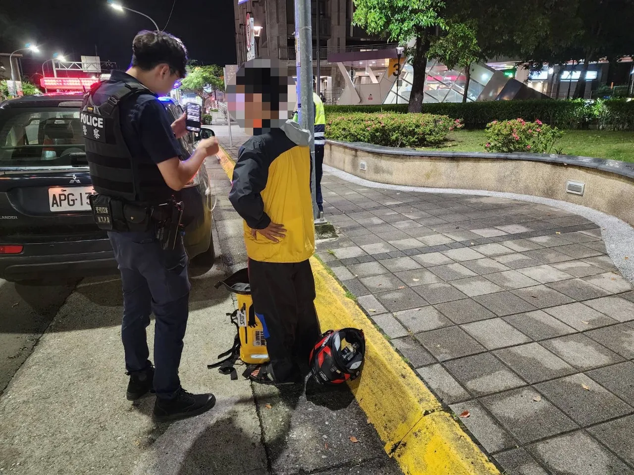 警方送學生返回市區捷運站。翻攝畫面