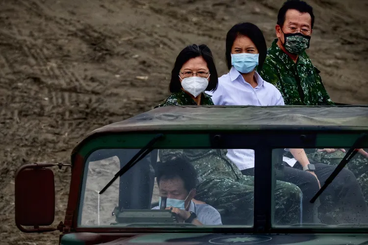 總統蔡英文確診仍抱病視導，親自上灘頭下戰壕。林林攝