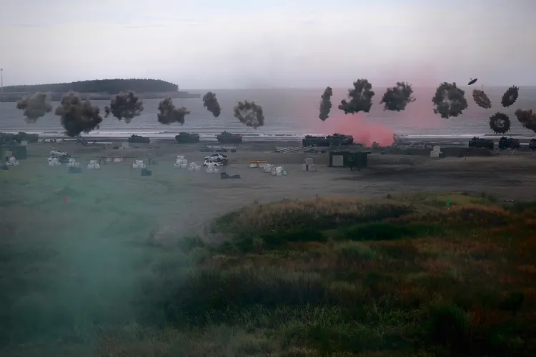 漢光演習反登陸作戰，模擬敵軍施放煙霧，掩護部隊登陸。林林攝