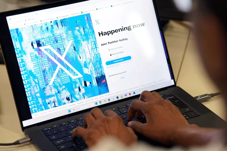 用戶現在打開推特首頁，看到的將是取代藍色小鳥的X標誌。美聯社