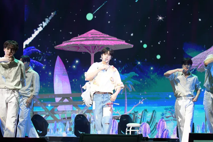 金宇碩（中）跳《OMG》時，身上的小熊玩偶掉落，但臨危不亂邊跳邊撿起。O.N Wordwide ／希林國際提供