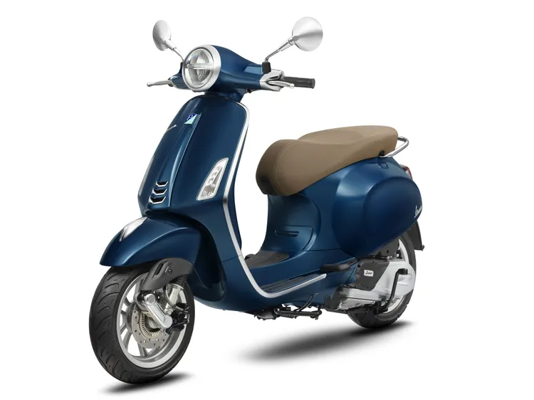 Vespa Primavera 125 i-get ABS同時也新加入「靛海藍Blue Deep」車色。原廠照片