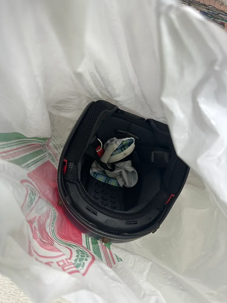 婦人發現安全帽內有不明液體。翻攝畫面