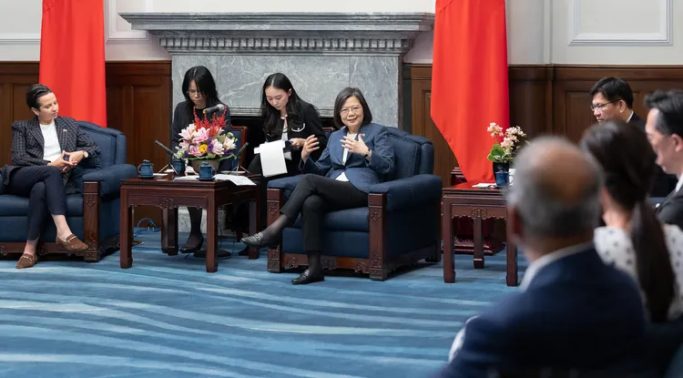 蔡英文和訪團交流。總統府提供