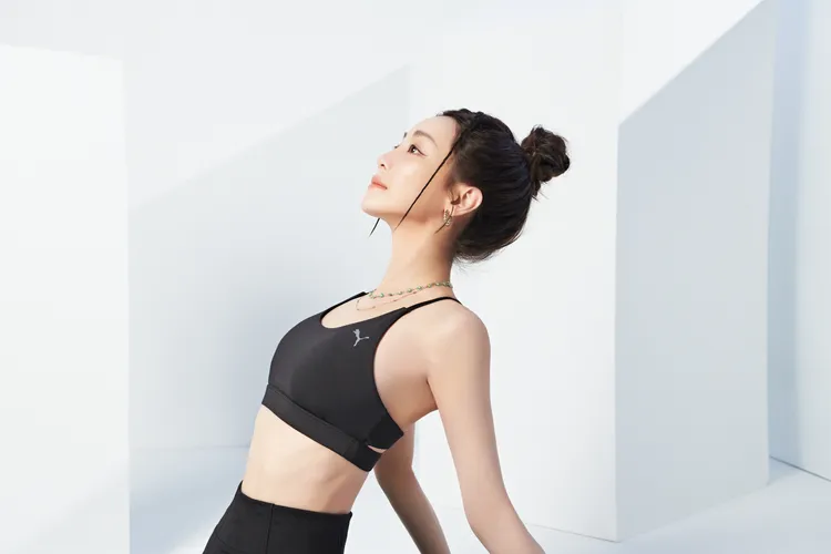 Ultrabare低衝擊運動內衣，面料使用了dryCELL吸濕排汗科技，1280元。品牌提供