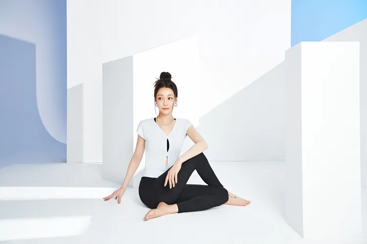 Yogini Lite扭結短袖T恤，下襬縮口可防止運動時翻起曝光，1280元。品牌提供