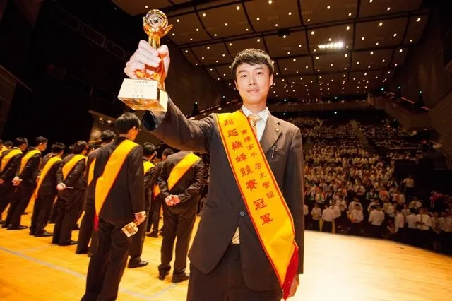 林秉璋23歲退伍後就加入永慶房屋,24歲就達成百萬年薪目標,入行5年實現結婚、生子、買車、買房等人生目標。永慶房屋提供