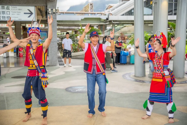 郭台銘今抵達花蓮車站後，穿起原住民傳統服飾。郭辦提供