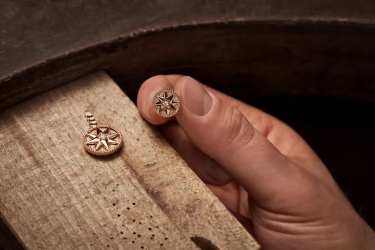 Rose des Vents系列珠寶標誌性的8芒星羅盤圖騰，汲取DIOR創辦人迪奧先生剛維爾童年故居元素為靈感。品牌提供