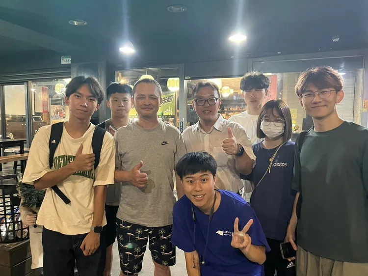 昨晚學生赴店內向老闆致歉和解。翻攝自北科資財營臉書